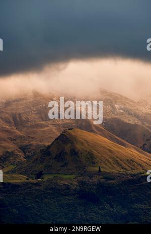 La lumière du lever du soleil brille sur la vallée de Cardrona dans la région d'Otago en Nouvelle-Zélande ; Île du Sud, Nouvelle-Zélande Banque D'Images