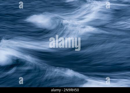 Gros plan des vagues avec mouvement en bleu et blanc, vu d'un bateau sur Milford Sound en Nouvelle-Zélande ; South Island, Nouvelle-Zélande Banque D'Images