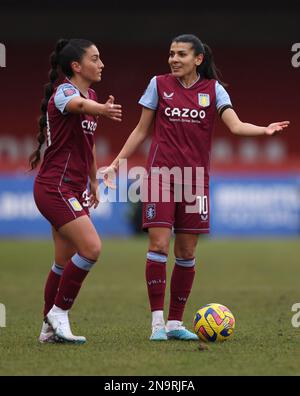 Crawley, Royaume-Uni. 12th févr. 2023. Maz Pacheco (L) de Aston Villa et Kenza Dali (R) de Aston Villa lors du match de Super League féminin de Barclays entre Brighton & Hove Albion et Aston Villa au stade Broadfield de Crawley. Credit: James Boardman / Alamy Live News Banque D'Images