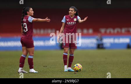 Crawley, Royaume-Uni. 12th févr. 2023. Maz Pacheco (L) de Aston Villa et Kenza Dali (R) de Aston Villa lors du match de Super League féminin de Barclays entre Brighton & Hove Albion et Aston Villa au stade Broadfield de Crawley. Credit: James Boardman / Alamy Live News Banque D'Images