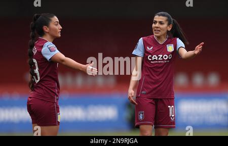 Crawley, Royaume-Uni. 12th févr. 2023. Maz Pacheco (L) de Aston Villa et Kenza Dali (R) de Aston Villa lors du match de Super League féminin de Barclays entre Brighton & Hove Albion et Aston Villa au stade Broadfield de Crawley. Credit: James Boardman / Alamy Live News Banque D'Images