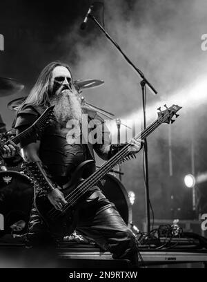 Une photo en niveaux de gris de Dark Funeral qui se produit lors du festival brutal Assault 2022 Banque D'Images