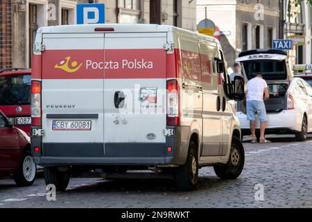 TORUN, POLOGNE - 11 AOÛT 2022 : Peugeot Boxer van du bureau de poste de Poczta Polska en Pologne livrant des colis Banque D'Images