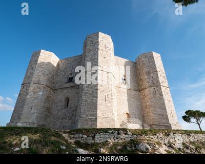 ANDRIA, ITALIE - 30 OCTOBRE 2021 : paysage avec Castel del Monte dans un magnifique coucher de soleil en perspective, lieu touristique préféré Banque D'Images