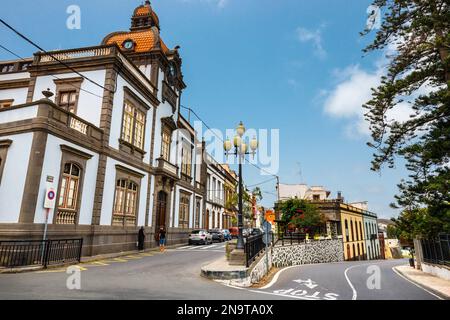 Arucas, Grande Canarie, Espagne. 19July, 2022:rue étroite dans la vieille ville d'Arucas, Gran Canaria, îles Canaries, Espagne. Banque D'Images