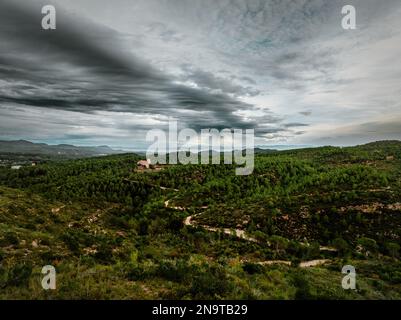 Passez la route dans les montagnes du parc naturel de Montserrat menant à un monastère abandonné Banque D'Images