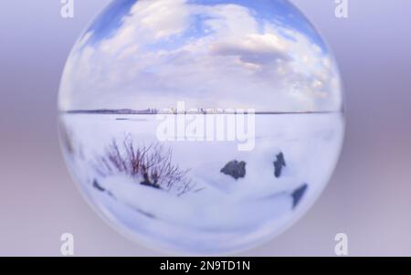 Vue panoramique de Montréal en hiver à travers une boule de cristal Banque D'Images