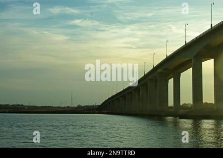 Pont de victoire sur la rivière Raritan sur un hiver sombre, froid, et nuageux après-midi -09 Banque D'Images