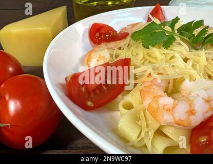 Pâtes avec crevettes, tomates et parmesan Banque D'Images