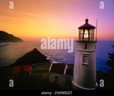 Heceta Head Light allumé au crépuscule sur la côte de l'Oregon dans le parc d'État de Heceta Head, États-Unis ; Oregon, États-Unis d'Amérique Banque D'Images