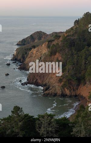 Côte sauvage de la Californie, vue tôt le matin Banque D'Images