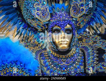 Venise, Italie. 12th févr. 2023. Participants à l'extérieur de l'église Chiesa di San Zaccaria en costumes élaborés, souvent faits à la main et conçus individuellement. Les participants et les fêtards costumés se mêlent aux touristes, aux visiteurs et aux habitants de la région tandis que le carnaval bat son plein dans les rues et les places de Venise. Credit: Imagetraceur/Alamy Live News Banque D'Images