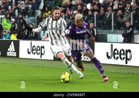 Turin, Italie, le 12th février 2023. Le Dodo de l'ACF Fiorentina est poursuivi par Adrien Rabiot de Juventus lors du match de la série A à l'Allianz Stadium, à Turin. Le crédit photo devrait se lire: Jonathan Moscrop / Sportimage Banque D'Images