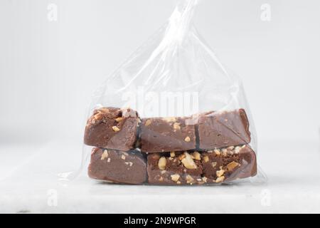 caramel au chocolat avec noix sur un plateau en marbre, caramel au chocolat coupé en morceaux, bonbons caramel sur un plateau en marbre Banque D'Images