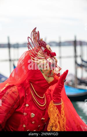 Venise, Italie, 11 février 2023. Les participants et les fêtards costumés se mêlent aux touristes, aux visiteurs et aux habitants de la région pendant le week-end du carnaval qui bat son plein dans les rues et les places de Venise. Credit: MAURO DALLA POZZA/Alamy Live News Banque D'Images