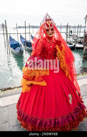 Venise, Italie, 11 février 2023. Les participants et les fêtards costumés se mêlent aux touristes, aux visiteurs et aux habitants de la région pendant le week-end du carnaval qui bat son plein dans les rues et les places de Venise. Credit: MAURO DALLA POZZA/Alamy Live News Banque D'Images