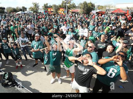 Glendale, États-Unis. 12th févr. 2023. Les fans des Philadelphia Eagles se rassemblent avant le début du Super Bowl LVII contre les Kansas City Chiefs au State Farm Stadium de Glendale, Arizona, dimanche, 12 février 2023. Photo par Aaron Josefczyk/UPI crédit: UPI/Alay Live News Banque D'Images