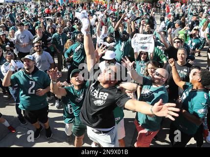 Glendale, États-Unis. 12th févr. 2023. Les fans des Philadelphia Eagles se rassemblent avant le début du Super Bowl LVII contre les Kansas City Chiefs au State Farm Stadium de Glendale, Arizona, dimanche, 12 février 2023. Photo par Aaron Josefczyk/UPI crédit: UPI/Alay Live News Banque D'Images