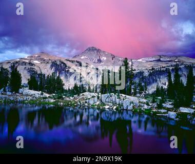 Magnifique coucher de soleil sur Eagle Cape et Mirror Lake dans l'est de l'Oregon, Wallowa Mountains ; Oregon, États-Unis d'Amérique Banque D'Images
