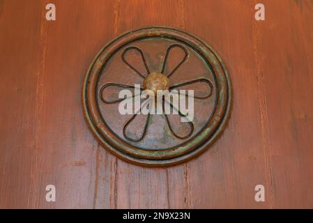 Bouton de porte en bois vintage décoratif ancien et usé, arrière-plan abstrait. Banque D'Images