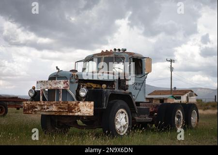 Un vieux camion Mack abandonné dans le champ Banque D'Images