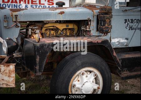 Le détail du moteur du camion Old Mack abandonné sur le terrain Banque D'Images