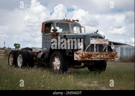 Un vieux camion Mack abandonné dans le champ Banque D'Images