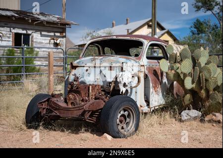 Une vieille voiture abandonnée dans une grange, unreconnaizabl, coupé Dodge 1948 Banque D'Images