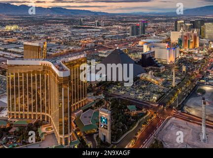 Vue aérienne en soirée sur le Strip de Las Vegas et les célèbres casinos de l'hôtel, dont Mandalay Bay, Luxor et Excalibur. Banque D'Images