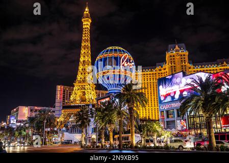 Las Vegas, Nevada Street Scene avec Paris, Casino à thème français en premier plan. Banque D'Images