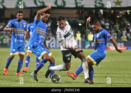 Curitiba, Brésil. 12th févr. 2023. PR - Curitiba - 02/12/2023 - PARANANENSE 2023, CORITIBA X SAOJOSEENSE - joueur de Coritiba Robson concurrence avec le joueur de Caio de Saojoseense lors d'un match au stade Couto Pereira pour le championnat Paranaense 2023. Photo: Gabriel Machado/AGIF/Sipa USA crédit: SIPA USA/Alay Live News Banque D'Images