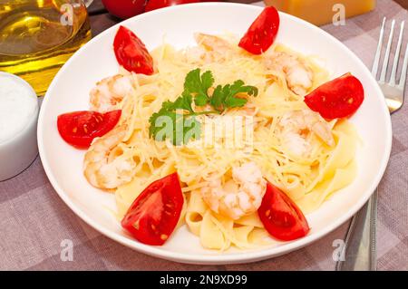 Pâtes avec crevettes, tomates et parmesan Banque D'Images