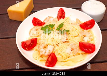 Pâtes avec crevettes, tomates et parmesan Banque D'Images