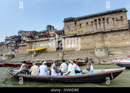 Pèlerins en bateau à rames sur le Gange ; Varanasi, Inde Banque D'Images