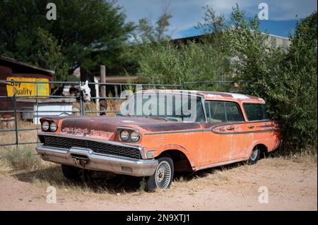 Une vieille voiture familiale abandonnée, Mercury Commuter Banque D'Images