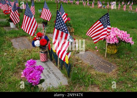 Des drapeaux commémorent les hommes et les femmes décédés le jour du souvenir ; Arlington, Massachusetts. Banque D'Images