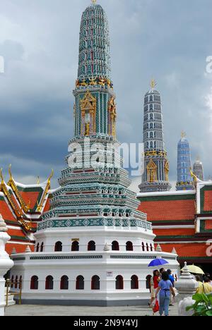 Vue sur les flèches thaïlandaises, prangs, au Grand Palace, Bangkok. Banque D'Images