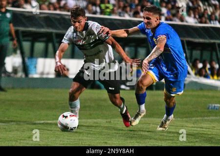 Curitiba, Brésil. 12th févr. 2023. PR - Curitiba - 02/12/2023 - PARANANENSE 2023, CORITIBA X SAOJOSEENSE - joueur de Natanael de Coritiba concurrence un joueur de Saojoseense lors d'un match au stade Couto Pereira pour le championnat Paranaense 2023. Photo: Gabriel Machado/AGIF/Sipa USA crédit: SIPA USA/Alay Live News Banque D'Images