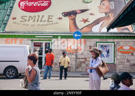 Scène de rue à St. John's sur l'île d'Antigua ; St. John's, Antigua, Antigua-et-Barbuda Banque D'Images