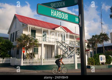 Musée national sur Grand Cayman, avec des panneaux de signalisation et un cycliste au premier plan ; Grand Cayman, îles Caïmans Banque D'Images