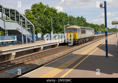 Train de voyageurs sur les voies dans une gare au Royaume-Uni ; Oxford, Angleterre Banque D'Images