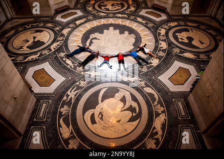Le groupe s'allonge sur le sol décoratif de la Rotonde dans le capitole de l'État du Nebraska et lève les yeux pour admirer le plafond Banque D'Images