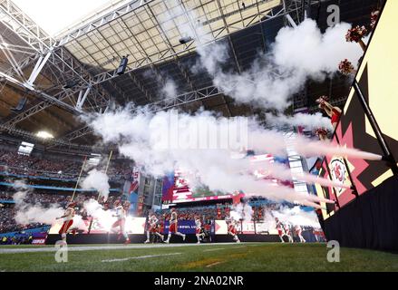 Glendale, États-Unis. 12th févr. 2023. Les chefs de Kansas City entrent sur le terrain pour affronter les Eagles de Philadelphie dans le Super Bowl LVII au State Farm Stadium à Glendale, Arizona, le dimanche, 12 février 2023. Photo de John Angelillo/UPI crédit: UPI/Alay Live News Banque D'Images