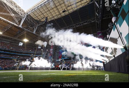 Glendale, États-Unis. 12th févr. 2023. Les Philadelphia Eagles entrent sur le terrain pour jouer aux Kansas City Chiefs dans le Super Bowl LVII au State Farm Stadium de Glendale, Arizona, le dimanche, 12 février 2023. Photo de John Angelillo/UPI crédit: UPI/Alay Live News Banque D'Images