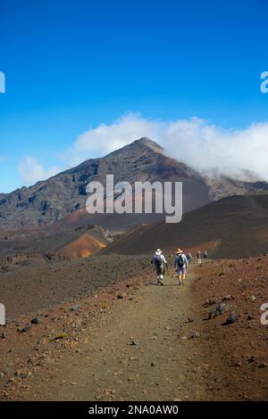 Randonneurs sur le sentier de Sliding Sands à Haleakala Crater, Maui, Hawaii MNR Banque D'Images