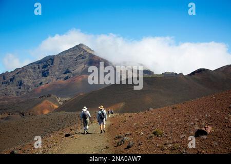 Randonneurs sur le sentier de Sliding Sands à Haleakala Crater, Maui, Hawaii MNR Banque D'Images