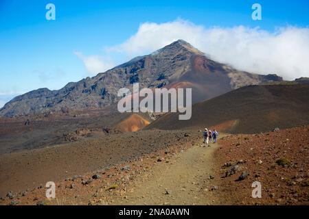 Randonneurs sur le sentier de Sliding Sands à Haleakala Crater, Maui, Hawaii MNR Banque D'Images