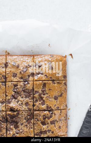 Vue de dessus des blondies avec morceaux de chocolat, coupe transversale de barres de blondie coupées Banque D'Images