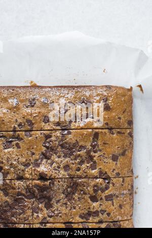 Vue de dessus des blondies avec morceaux de chocolat, coupe transversale de barres de blondie coupées Banque D'Images