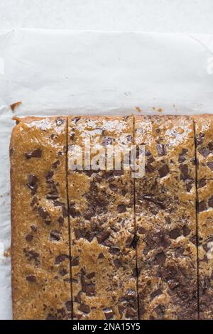 Vue de dessus des blondies avec morceaux de chocolat, coupe transversale de barres de blondie coupées Banque D'Images